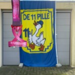 Teilnehmermedaille vor Pillefahne